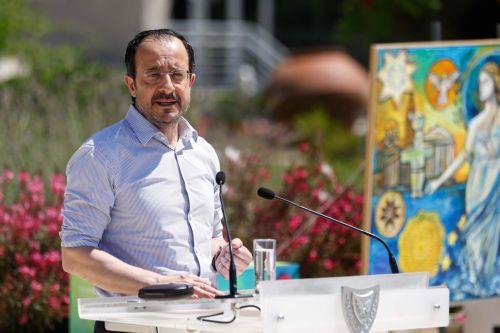 The goal of an autonomous EU is linked to education, President says, announcing scholarships