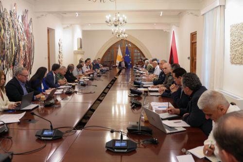 Με 13 πτητικά μέσα, ηλεκτροοπτικά συστήματα και sms η αντιμετώπιση πυρκαγιών, είπε ο Ν. Λογγίνος
