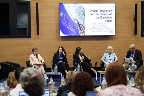 Η διαδικτυακή βία κατά νεαρών κοριτσιών είναι μια πανδημία, λέει στο ΚΥΠΕ η Διευθύντρια του EIGE