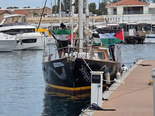 Πλοιάριο του στολίσκου για τη Γάζα κατέπλευσε στην Πάφο [ΒΙΝΤΕΟ]