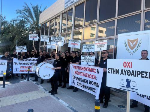 Με πανό και τύμπανα έξω από το Υπουργείο, προειδοποιούν με κλιμάκωση οι δεσμοφύλακες «Ισότητας» [ΒΙΝΤΕΟ]