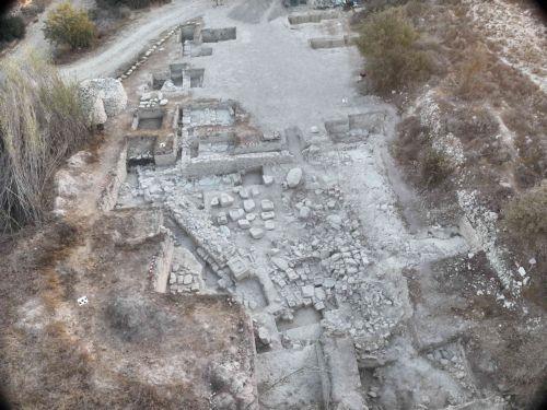 Βάσεις αναθηματικών αγαλμάτων ανακαλύφθηκαν στο ιερό του Απόλλωνα στα Πέρα Ορεινής