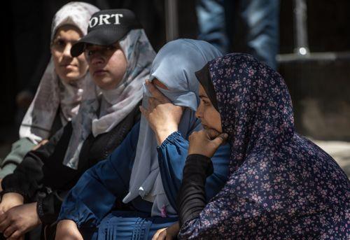 Ένα βρέφος και οι γονείς του σκοτώθηκαν σε ισραηλινή επιδρομή στη Γάζα, σύμφωνα με υγειονομικούς