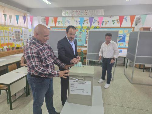 Η αποχή δεν είναι επιλογή, είπε ο Πρόεδρος που άσκησε το εκλογικό του δικαίωμα [VIDEO]
