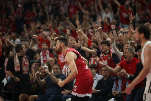 Πρωταθλητής Ευρώπης ο Ολυμπιακός, κατέκτησε τη Euroleague για 4η φορά στην ιστορία του