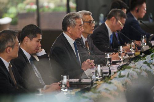 Ο ΥΠΕΞ της Κίνας δηλώνει ότι η βελτίωση σχέσεων με ΗΠΑ απαιτεί δράση