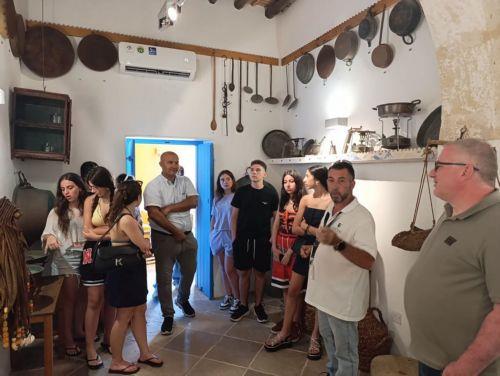 Επίσκεψη μαθητών κατεχόμενου Γυμνασίου Ριζοκαρπάσου στον Δήμο Παραλιμνίου - Δερύνειας
