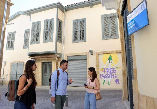 Περιδιάβαση στους δρόμους της εντός των τειχών Λευκωσίας μέσα από τις νέες πινακίδες της ΕΤΑΠ