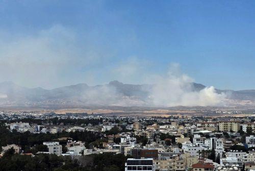 Σε εξέλιξη πυρκαγιά κοντά στο οδόφραγμα Αστρομερίτη