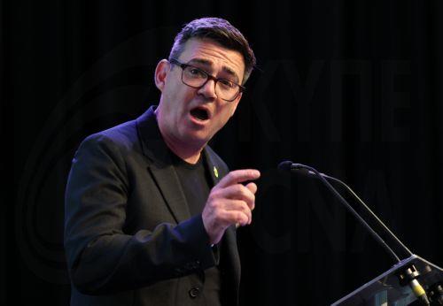 Νίκη του δημοφιλούς Άντι Μπέρναμ στο Μάντσεστερ, μεγαλώνει η πίεση στον Στάρμερ