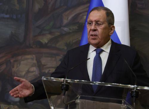 Οι ΗΠΑ απομακρύνονται από τον ρόλο του αμερόληπτου διαπραγματευτή, λέει ο Λαβρόφ