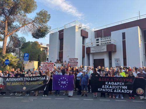 Λογοδοσία και παραιτήσεις Σαββίδη-Αγγελίδη ζήτησαν οι συμμετέχοντες στη διαμαρτυρία ΑΚΕΛ-ΒΟΛΤ έξω από ΝΥ