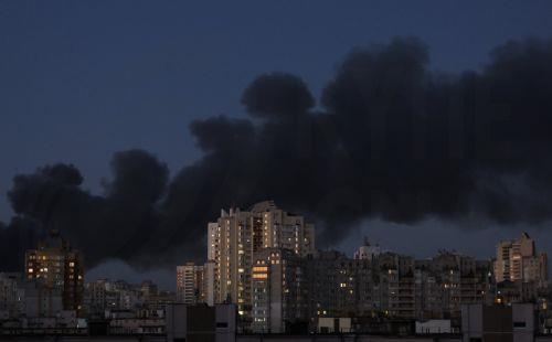Δέκα νεκροί και πάνω από 50 τραυματίες από τη ρωσική επίθεση εναντίον του Κιέβου