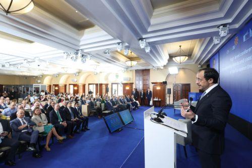 Cyprus President presents two strategies for islands and coastal communities