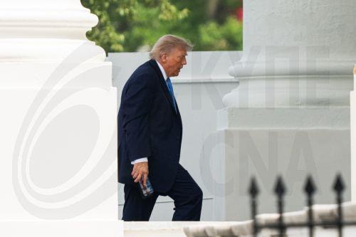 Ο Πρόεδρος Τραμπ αποκαλύπτει το νέο διαβατήριο με το πορτρέτο του