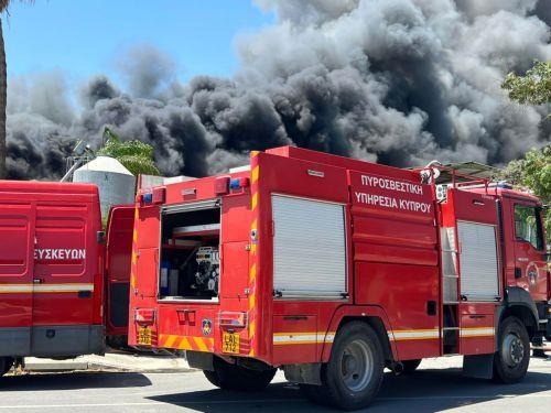 Δεν υπάρχουν εγκλωβισμένοι στο εργοστάσιο στην Αραδίππου, πυροσβέστες χρειάστηκαν περίθαλψη
