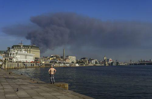 Αυξήθηκαν στους 27 οι νεκροί από τις ρωσικές επιθέσεις στο Κίεβο