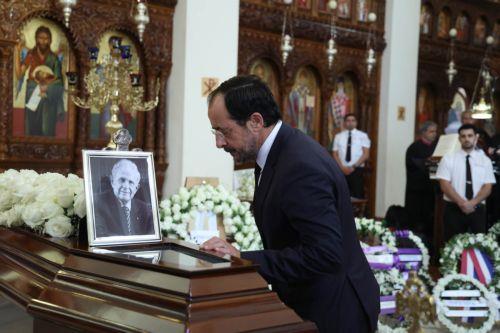 Το τελευταίο αντίο στον Νίκο Σιακόλα παρουσία ΠτΔ και εκπροσώπων πολιτικού και επιχειρηματικού κόσμου