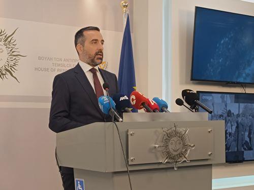 Στις 200.000 οι νόμιμοι μετανάστες, στις 30.000 οι κάτοχοι ασύλου, είπε ο Ιωαννίδης στη Βουλή