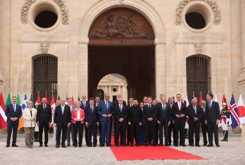 Ασκήσεις σε γειτονικές χώρες θα κάνει η πολυεθνική δύναμη για Ουκρανία λέει ο Μακρόν