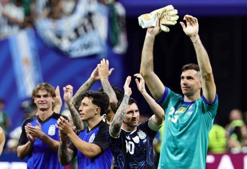 Μουντιάλ 2026: Η Αργεντινή έστειλε την Αγγλία σπίτι της χωρίς το τρόπαιο με δυο γκολ στα τελευταία λεπτά (2-1) και πέρασε στον τελικό