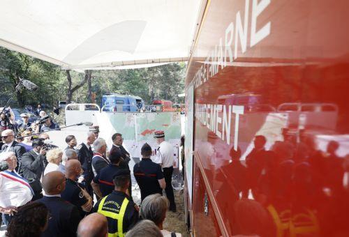 Εκατοντάδες άνθρωποι απομακρύνονται με βάρκες για να γλιτώσουν από πυρκαγιές σε ΝΔ Γαλλία