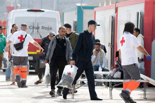 Χιλιάδες μετανάστες στo θύλακα της Θέουτα, προειδοποιήσεις για κατάσταση έκτακτης ανάγκης