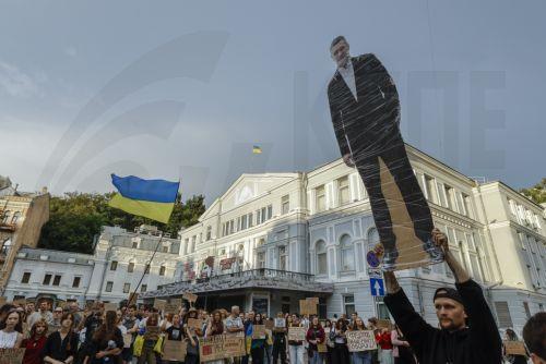 Χιλιάδες διαδηλωτές στο Κίεβο ζητούν την επιστροφή του Φέντοροφ στο ΥΠΑΜ