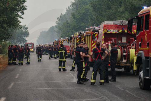 Οι Γάλλοι πυροσβέστες δίνουν μάχη για να προστατέψουν το Μπορντό από τις φλόγες