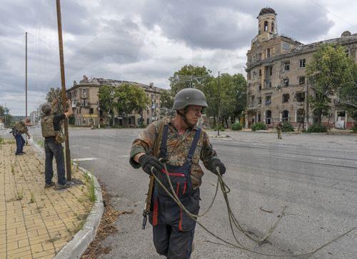 Η Ουκρανία έπληξε ρωσικές πετρελαϊκές εγκαταστάσεις, είπε ο Ζελένσκι που θα δει Μπέρναμ στο Λονδίνο