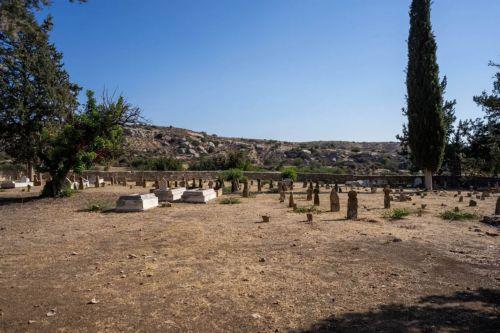 Ο σεβασμός στους νεκρούς προϋπόθεση για κοινό μέλλον λέει ο Κτωρής, εργασίες σε 70 κοιμητήρια