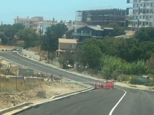 Ξανά στην κυκλοφορία η Λεωφόρος Αρχ. Μακαρίου στα Κονιά, συνεχίζονται τα έργα