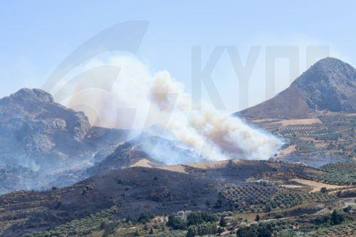 Ενισχύθηκαν οι πυροσβεστικές δυνάμεις που επιχειρούν στην Πάρο
