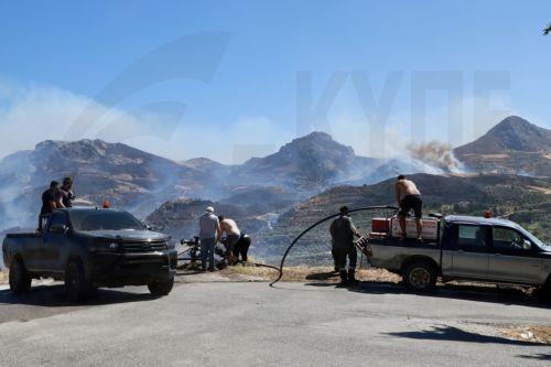 Σε πλήρη εξέλιξη η μεγάλη πυρκαγιά στο νότιο Ρέθυμνο