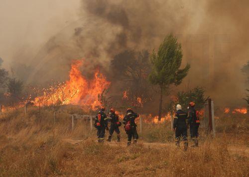Συνεχίζεται η μάχη με τις φλόγες στη Δυτική Αττική
