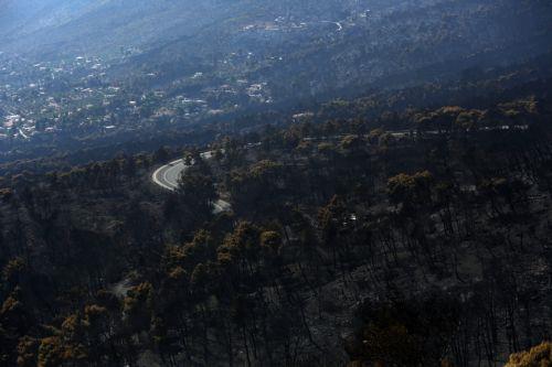 Αναζωπύρωση πυρκαγιών στην Ελλάδα παρά την εξασθένιση ανέμων και την ανάπτυξη αεροσκαφών
