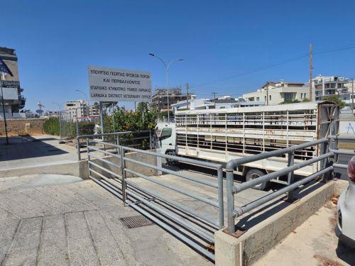 Κτηνοτρόφοι απέκλεισαν τα Κτηνιατρικά Γραφεία στη Λάρνακα