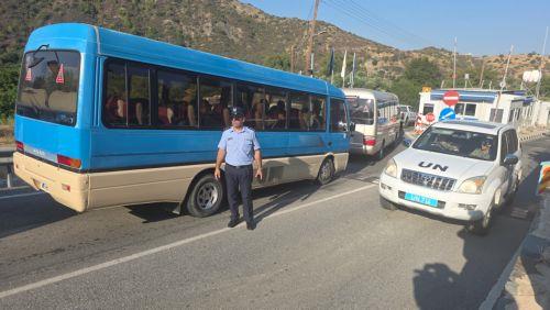 Ολοκληρώθηκε η διέλευση λεωφορείων από τα κατεχόμενα στα Κόκκινα μέσω Λιμνίτη