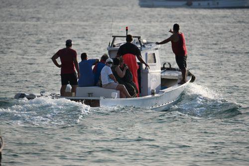Το Λιμενικό απεγκλώβισε 481 άτομα από την παραλία Σίβηρης λόγω της πυρκαγιάς