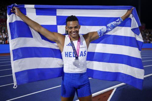 Το ασημένιο μετάλλιο στο άλμα επί κοντώ κατέκτησε ο Εμμανουήλ Καραλής