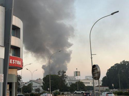 Υπό έλεγχο η πυρκαγιά σε αποθήκη αρτοβιομηχανίας στην Αραδίππου