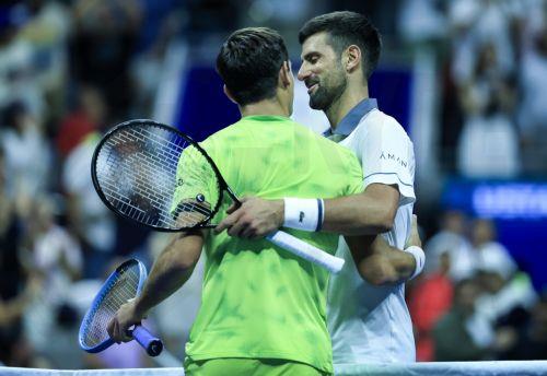 Αποκλείστηκε από τον α΄γύρο του US Open ο Τζόκοβιτς, στη μάχη ο Τσιτσιπάς