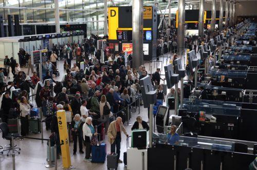 Καθυστερήσεις πτήσεων σε βρετανικά αεροδρόμια λόγω προβλήματος στον έλεγχο εναέριας κυκλοφορίας