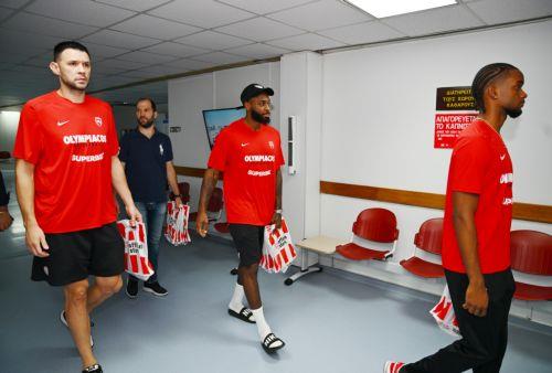 Επίσκεψη παικτών ΚΑΕ Ολυμπιακού στο Παιδοογκολογικό του Μακάρειου Νοσοκομείου