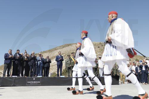 Δεν απειλούμε κανέναν αλλά και δεν δεχόμαστε απειλές ή υποδείξεις, είπε ο Μητσοτάκης στο Καστελλόριζο