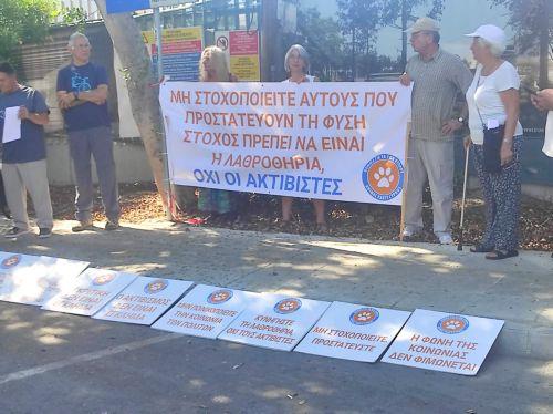 Διαμαρτυρία φορέων έξω από Βουλή κατά τη συζήτηση στην Επ.Περιβάλλοντος, παράλληλη συγκέντρωση κυνηγών