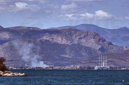 Σώοι και οι 29 επιβαίνοντες του οχηματαγωγού στο οποίο ξέσπασε φωτιά στη Μύκονο