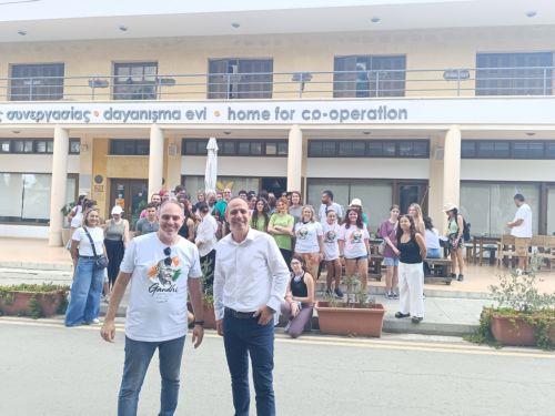 Δεκάδες Ε/κ και Τ/κ εθελοντές καθάρισαν τα τείχη της Λευκωσίας