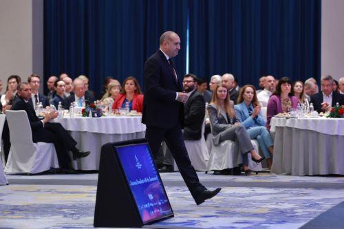 Επενδύσεις σε ΤΝ, ρομποτική, ημιαγωγούς ζήτησε ο Πρωθυπουργός Βουλγαρίας από ΗΠΑ
