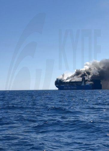 Σε ύφεση η πυρκαγιά στο φορτηγό πλοίο βόρεια της Μυκόνου